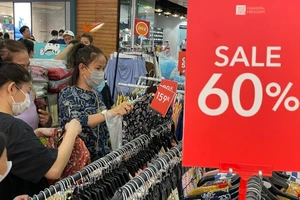 Đồng loạt khuyến mại trên cả nước, cho phép "sale off 100%"