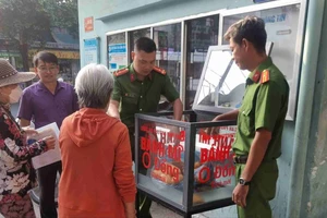 Công an trao bánh mì cho người dân 