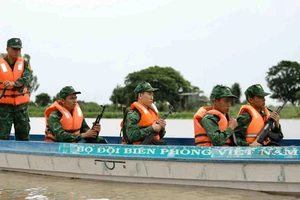 Cán bộ chiến sĩ Đồn Biên phòng cửa khẩu Vĩnh Hội Đông (An Giang) tuần tra trên sông. Ảnh: DŨNG PHƯƠNG