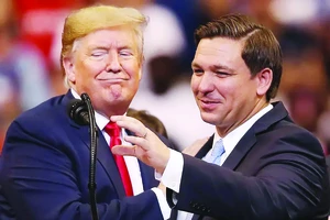 Ông Donald Trump và ông Ron DeSantis trong một cuộc họp của đảng Cộng hòa. Ảnh: FOX NEWS