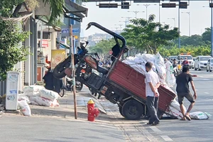 Xe ba bánh bị đổ do chở hàng cồng kềnh