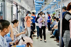 Hành khách tham gia chạy thử tuyến Metro số 1