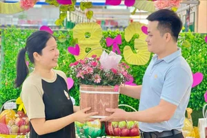 Nhiều giỏ quà tặng mỹ phẩm, trái cây được hệ thống Co.opmart, Co.opXtra thiết kế lạ mắt, hấp dẫn người tiêu dùng