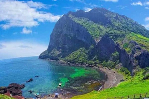 Đảo Jeju thu hút hơn 10 triệu du khách hằng năm. Ảnh: Yonhap