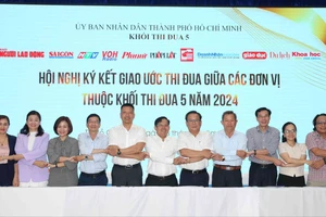 Các đơn vị thuộc Khối thi đua 5 thể hiện quyết tâm đoàn kết, thực hiện tốt các giao ước thi đua. Ảnh: HOÀNG TRIỀU