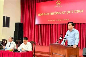 Ông Nguyễn Hoàng Hải, Cục trưởng Cục Quản lý nhà và thị trường bất động sản trả lời tại họp báo ngày 26-4