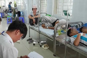 Nhiều em học sinh phải nhập viện, theo dõi, điều trị do ngộ độc thực phẩm