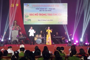 Tiết mục song ca "Lời Bác sáng mãi muôn đời". Ảnh: THÚY BÌNH