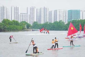 Sắc màu lễ hội sông nước