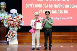 Thứ trưởng Lê Quốc Hùng trao quyết định điều động, bổ nhiệm Đại tá Nguyễn Xuân Thao giữ chức vụ Giám đốc Công an tỉnh Hà Tĩnh