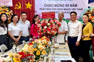 Phó Chủ tịch UBND TPHCM Võ Văn Hoan thăm, chúc mừng Tạp chí Khoa học phổ thông.