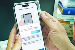Quét thông tin CCCD không phải lúc nào cũng thành công khi cập nhật sinh trắc học qua app ngân hàng nên người dùng cần kiên nhẫn. Ảnh: TẤN BA
