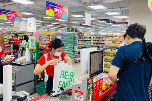 LOTTE Mart hành động hưởng ứng Ngày Quốc tế không sử dụng túi nilon