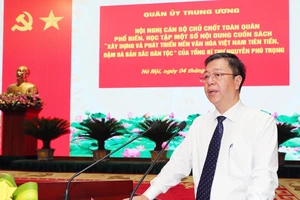 PGS-TS Vũ Trọng Lâm, Giám đốc, Tổng Biên tập Nhà xuất bản Chính trị quốc gia Sự thật, giới thiệu về quá trình xuất bản cuốn sách. Ảnh: LAODONG