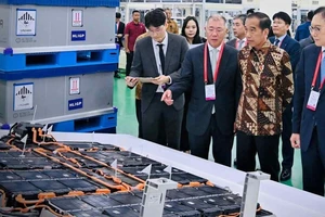 Tổng thống Indonesia Joko Widodo thị sát nhà máy sản xuất pin xe điện đầu tiên của nước này ở Karawang vào ngày 3-7