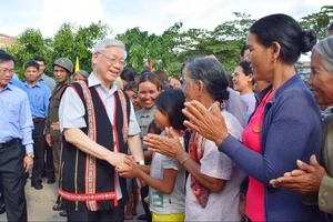 Tổng Bí thư Nguyễn Phú Trọng với nhân dân làng Kon Rờ Bàng, xã Vinh Quang (thành phố Kon Tum, tỉnh Kon Tum)