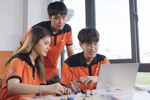 Sinh viên Trường Cao đẳng FPT Polytechnic nghiên cứu về công nghệ bán dẫn