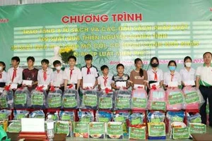 Học viện Tư pháp trao quà, tủ sách pháp luật cho người dân, trẻ em khó khăn tại Bình Định