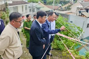 Chủ tịch UBND tỉnh Lâm Đồng kiểm tra hiện trường vụ sạt lở gây sập nhà ở Đà Lạt