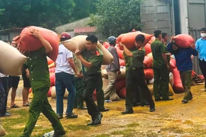 Mang lương thực đến vùng lũ