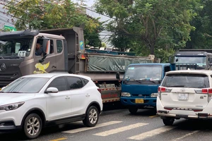 Hàng trăm lượt xe tải ra vào mỏ đá gây ùn tắc giao thông trên tuyến đường Lê Trọng Tấn trước đó