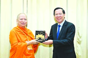 Chủ tịch UBND TPHCM Phan Văn Mãi trao quà lưu niệm đến Hòa thượng, GS-TS Phra Brahmapundit, Chủ tịch Ủy ban Tổ chức Quốc tế Đại lễ Vesak Liên hợp quốc. Ảnh: VIỆT DŨNG