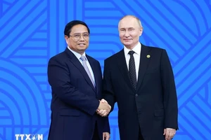 Tổng thống Liên bang Nga Vladimir Putin, Chủ tịch Nhóm BRICS năm 2024 đón Thủ tướng Phạm Minh Chính. Ảnh: TTXVN