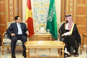 Thủ tướng Phạm Minh Chính gặp Hoàng Thái tử kiêm Thủ tướng Vương quốc Saudi Arabia Mohammed Bin Salman. Ảnh: TTXVN