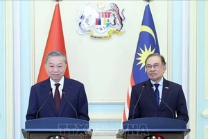 Tổng Bí thư Tô Lâm với Thủ tướng Malaysia Anwar Ibrahim tại buổi họp báo. Ảnh: TTXVN