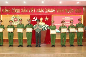 Trung tướng Lê Hồng Nam, Giám đốc Công an TPHCM trao khen thưởng cho các tập thể, cá nhân có thành tích xuất sắc