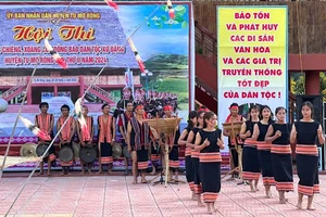 Đồng bào Xơ Đăng vùng căn cứ cách mạng thi đánh cồng chiêng