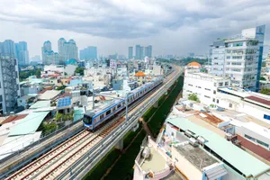 Foreign passengers of Metro Line No.1 in HCMC (Photo: SGGP)