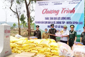 Những người lính của Đồn Biên phòng Hướng Lập giúp đỡ người dân hai bên biên giới Việt - Lào tạo nên một dải biên cương no ấm