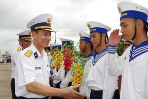 Đoàn công tác xuất phát thăm, chúc tết chiến sĩ trên vùng biển, đảo phía Nam