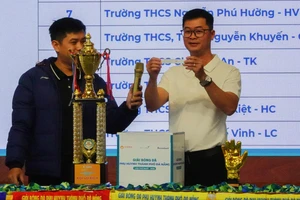 Đại diện phụ huynh các trường bốc thăm chia bảng. Ảnh: XUÂN QUỲNH