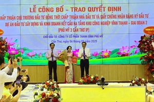 Lãnh đạo TP Cần Thơ tặng hoa chúc mừng và trao quyết định chấp thuận chủ trương đầu tư, giấy chứng nhận đăng ký đầu tư cho đại diện chủ đầu tư