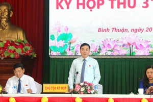 Đồng chí Nguyễn Hoài Anh, Bí thư Tỉnh ủy, Chủ tịch HĐND tỉnh Bình Thuận, chủ tọa kỳ họp