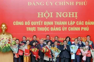 Thủ tướng Phạm Minh Chính trao quyết định thành lập 15 đảng bộ trực thuộc Đảng ủy Chính phủ. Ảnh: VIẾT CHUNG