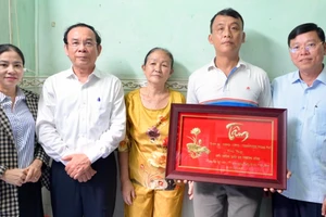 Bí thư Thành ủy TPHCM thăm gia đình bác sĩ, điều dưỡng hy sinh trong cuộc chiến chống dịch Covid-19