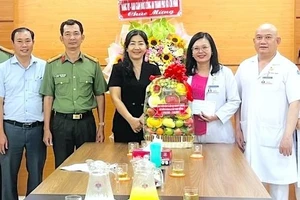 Đồng chí Nguyễn Thị Bạch Mai, Phó Trưởng Ban Thường trực, Ban Tuyên giáo và Dân vận Thành ủy TPHCM (thứ 4 từ phải vào) tới thăm, chúc mừng Bệnh viện Nguyễn Tri Phương. (ẢNH TÂM PHÚC)