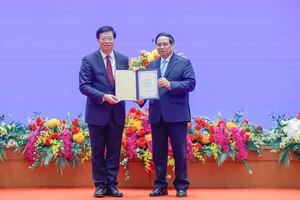 GS-TS Khưu Dũng, Bí thư Đảng ủy Đại học Thanh Hoa, Trung Quốc trao tặng Thủ tướng Phạm Minh Chính danh hiệu "Giáo sư danh dự" Đại học Thanh Hoa. Ảnh: VIẾT CHUNG