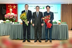 Ông Nguyễn Thanh Tùng, Chủ tịch HĐQT Vietcombank (đứng giữa) tặng hoa chúc mừng ông Lê Quang Vinh, Phó Tổng Giám đốc phụ trách Ban Điều hành (bên trái) và tặng hoa tri ân ông Nguyễn Mỹ Hào, nguyên Thành viên HĐQT Vietcombank nhiệm kỳ 2023 - 2028 (bên phải)