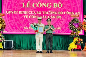 Đại tá Trương Sơn Lâm, Giám đốc Công an tỉnh Bến Tre thừa ủy quyền Bộ trưởng Bộ Công an trao quyết định công tác cán bộ. Ảnh: CABT