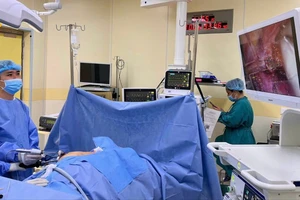 Bác sĩ đang phẫu thuật cho bệnh nhân