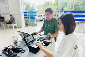 Công an TP Thủ Đức cấp tài khoản định danh điện tử mức 2 cho người dân
