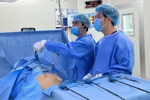 Bác sĩ đang phẫu thuật cho bệnh nhân