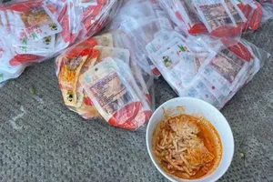 Các thùng hàng chứa măng trên xe khách