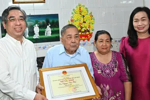 Đồng chí Nguyễn Phước Lộc thăm, mừng thọ ông Huỳnh Kim An. Ảnh VIỆT DŨNG