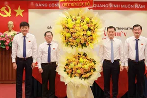 Phó Chủ tịch UBND TPHCM Bùi Xuân Cường tặng hoa chúc mừng đại hội