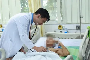 Bác sĩ thăm khám, điều trị cho bệnh nhân